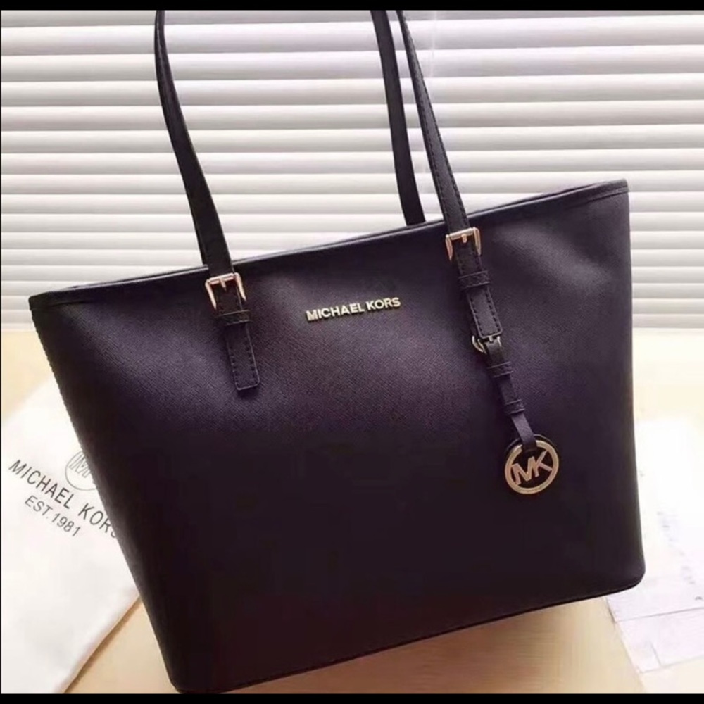AUTHENTIC michael kors Jet Set Top-Zip
Saffiano Leather Tote
